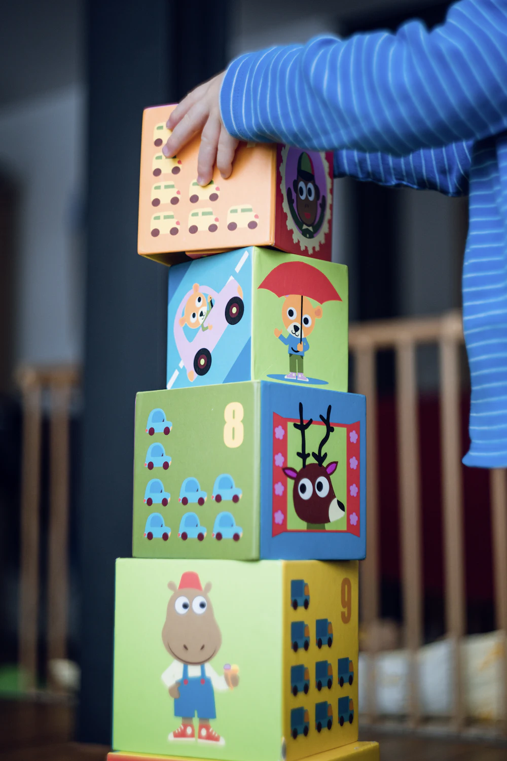 Une tour de cubes illustrés d’animaux