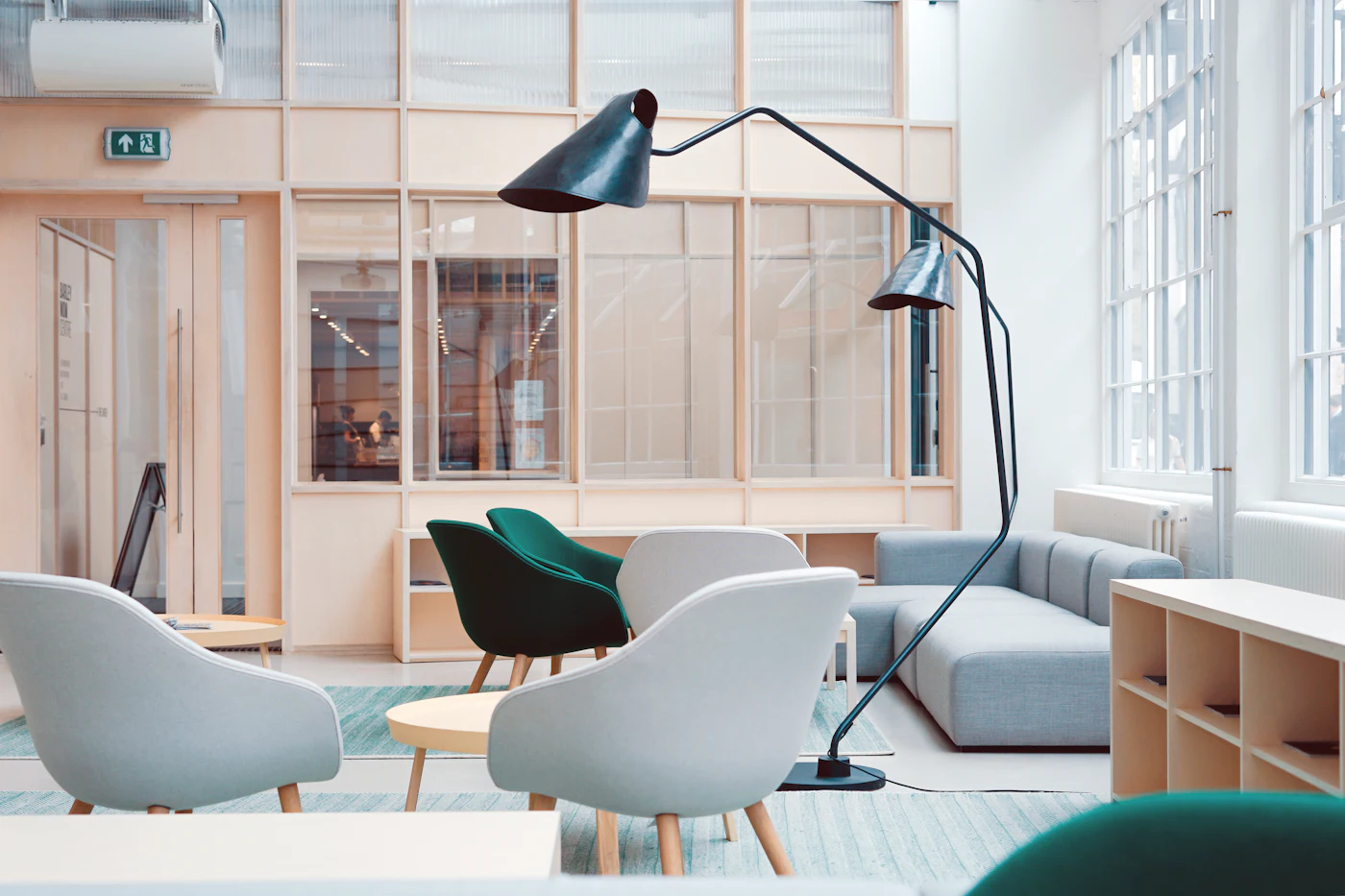 Un espace de travail lumineux avec fauteuils et grandes fenêtres